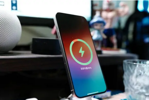 元宝山苹果15换屏服务分享用什么充电器给iPhone15充电更好 